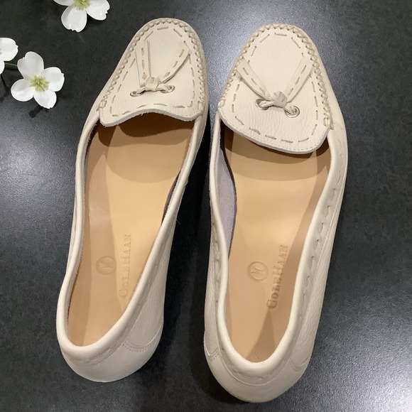 Cole Haan Pebbled Leather Mini Heel Moccasins Bow Grommet Contrast Stitch Bone - Picture 9 of 13